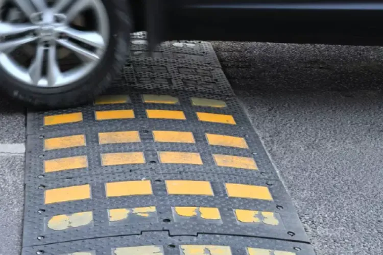 Nemulțumiri în Borhanci! Un limitator de viteză, montat „din birou”, a devenit un pericol: „Cine a semnat acest lucru nu posedă permis de conducere”