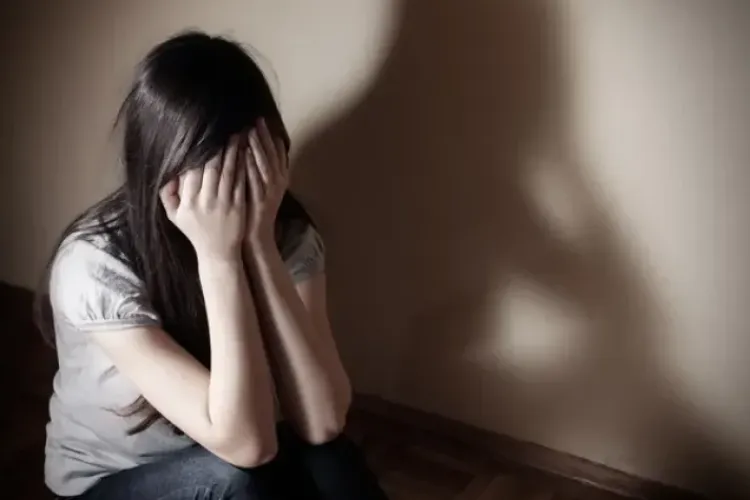 Un tânăr de 20 de ani este acuzat de lipsire de libertate și abuz asupra unei minore de 14 ani. A urcat-o în mașină cu forța