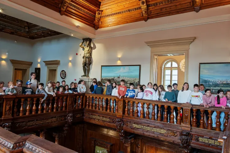 Săptămâna altfel, în stil clujean: Mii de elevi au descoperit poveștile ascunse ale orașului, de la Muzeul de Artă la Castelul Bánffy din Răscruci