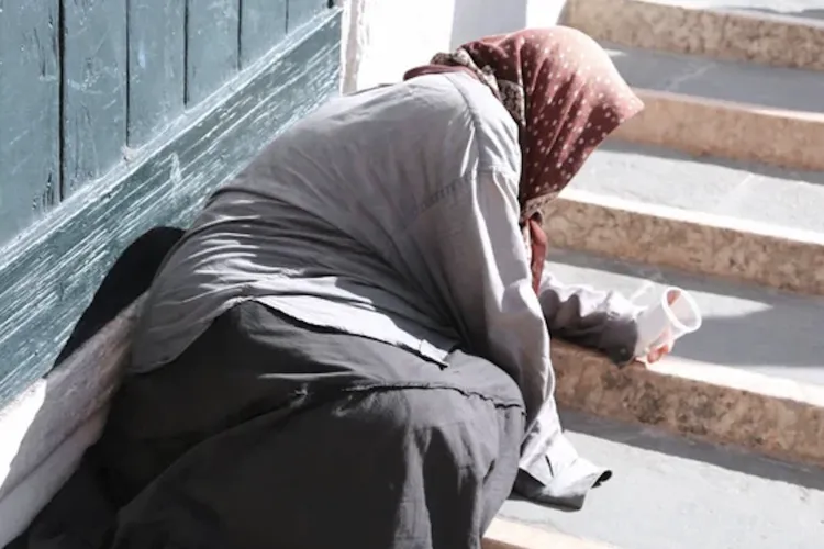 Cerșetorie fără rușine în curtea Spitalului Județean Cluj! Patru femei îi hărțuiesc zilnic pe pacienți și înjură trecătorii când sunt refuzate