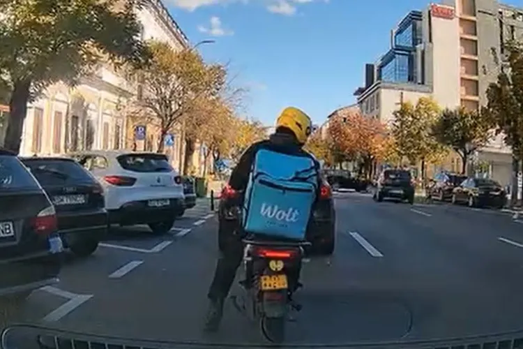 Accident surprins LIVE pe Calea Dorobanților din Cluj-Napoca. Mașină lovită în plin când traversa de-a latul toate benzile VIDEO