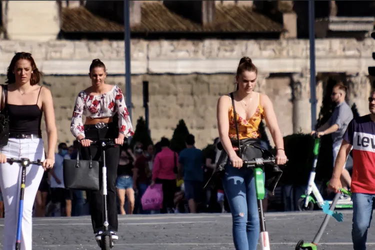 Vești neașteptate pentru utilizatorii de trotinete electrice: Parlamentul votează o lege ce afectează mersul cu trotinetele electrice