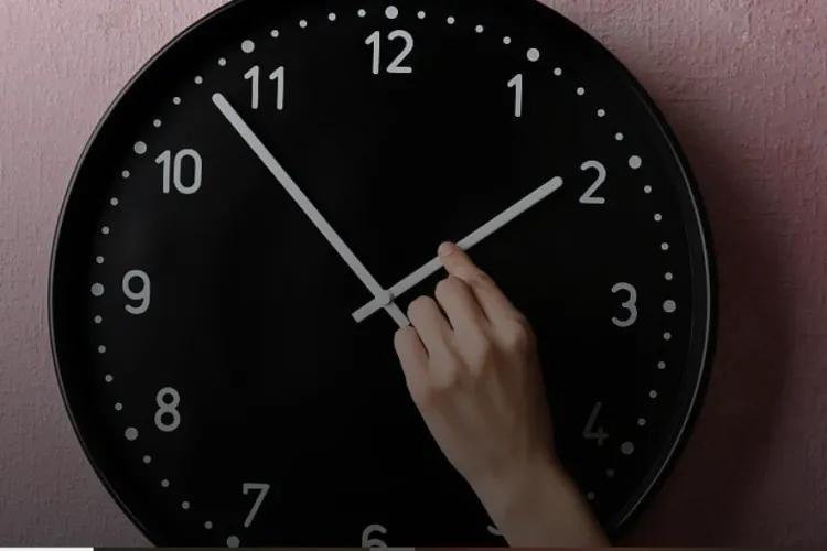 România trece la ora de iarnă! Dormim o oră în plus, dar specialiștii avertizează: efectele nu sunt deloc plăcute