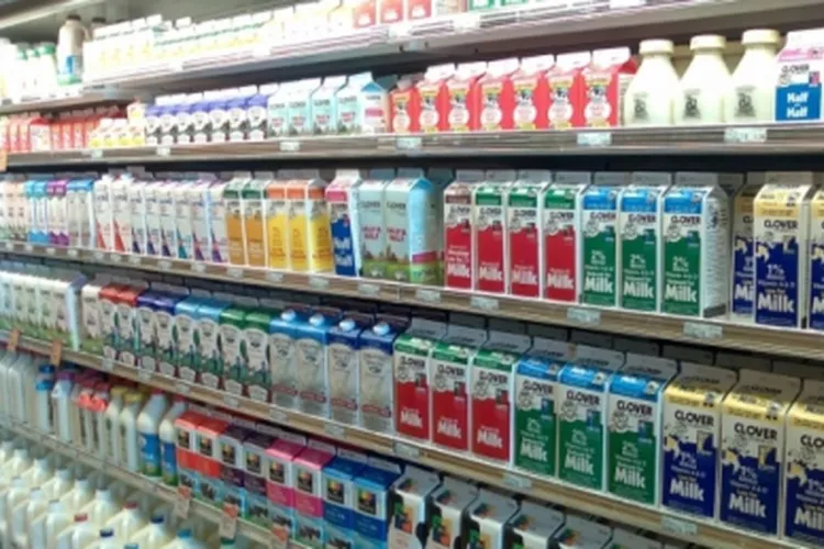 Anchete la nivel înalt în comerțul cu lapte! Marile magazine, luate la bani mărunți de Consiliul Concurenței