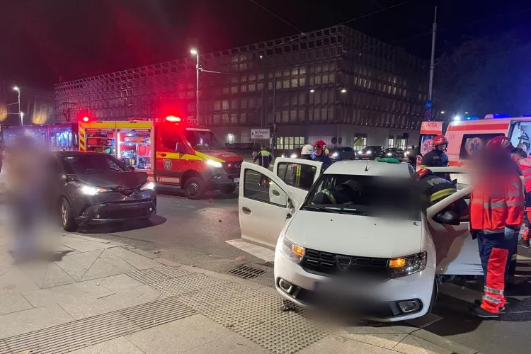 VIDEO LIVE. Accident grav surprins live în Cluj-Napoca: Tânără de 24 de ani, rămasă încarcerată, după ce mașina ei s-a răsturnat