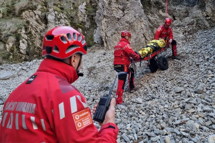 O drumeție s-a transformat în coșmar! Un tânăr de 17 ani a fost salvat în ultimul moment: „Muntele nu iartă neatenţia”