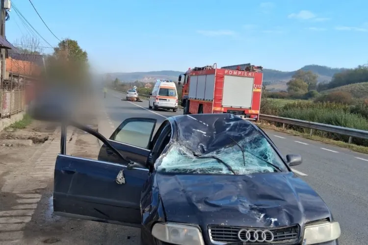 Un bărbat a ieșit de pe un drum lăturalnic din Cluj și a fost izbit în plin de o mașină: Un pasager a fost rănit, iar un cal a fost lovit și a murit