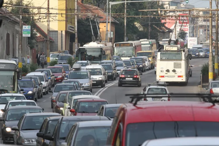 Clujenii s-au săturat până peste cap de ce se întâmplă pe drumurile din oraș: Șoferi teribiliști, o grămadă de mașini și taxe prea mici pentru parcări