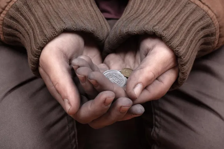 Drama unui copilaș din Cluj! Cerșește lângă Iulius Parc și recunoaște: „Dorm pe străzi pentru că nu am pe nimeni”