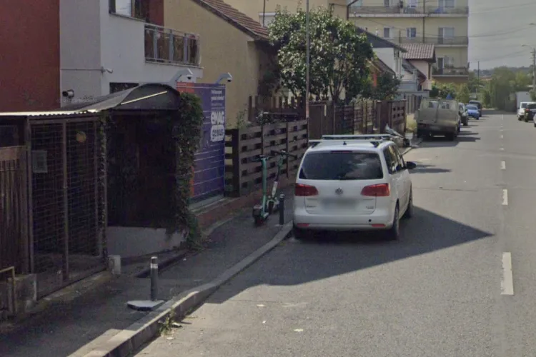 Pericol zilnic pentru șoferii din Cluj-Napoca! Ieșirea dintr-o parcare a devenit un coșmar din cauza parcărilor ilegale