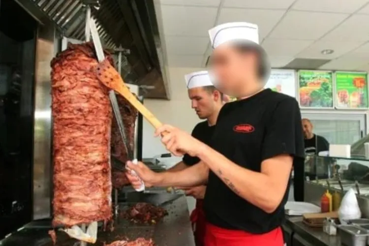 Stres, lipsă de marfă și clienți furioși! Un tânăr din Cluj rupe tăcerea despre viața dintr-un fast-food local: „Nu mai rezist, e prea stresant!”