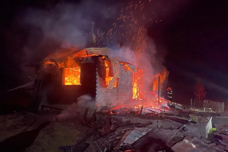 Intervenție de coșmar azi-noapte pentru pompierii clujeni: Aproape 7 ore să stingă un incendiu, după ce o cabană din Ciurila a luat foc- FOTO