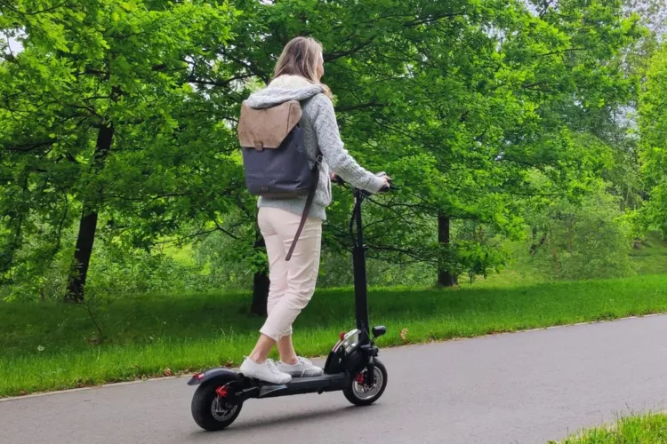 Trotinetele și bicicletele electrice au devenit un real pericol pentru clujeni. Părinții cer măsuri urgente: „Nu o dată era să îmi fie lovit copilul!”