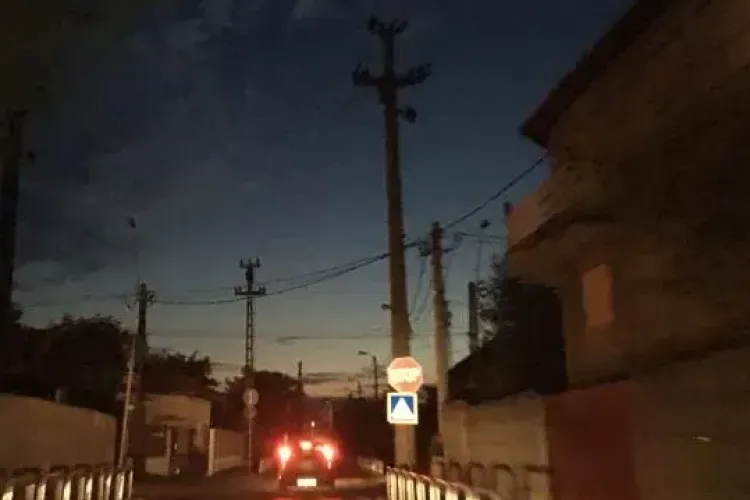 O alee din Cluj-Napoca s-a transformat într-o capcană pentru pietoni: „Nu vezi pe unde calci” 