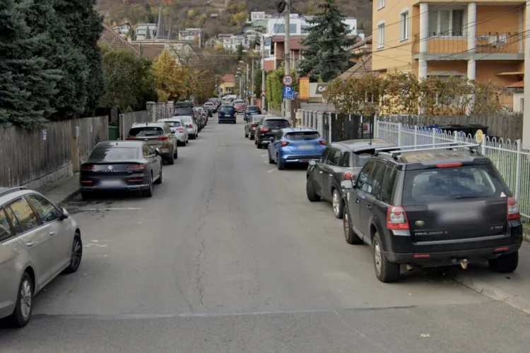 Trotuarul din Cluj-Napoca care pune viața copiilor în pericol! Părinții sunt obligați să iasă pe stradă din cauza mașinilor parcate ilegal