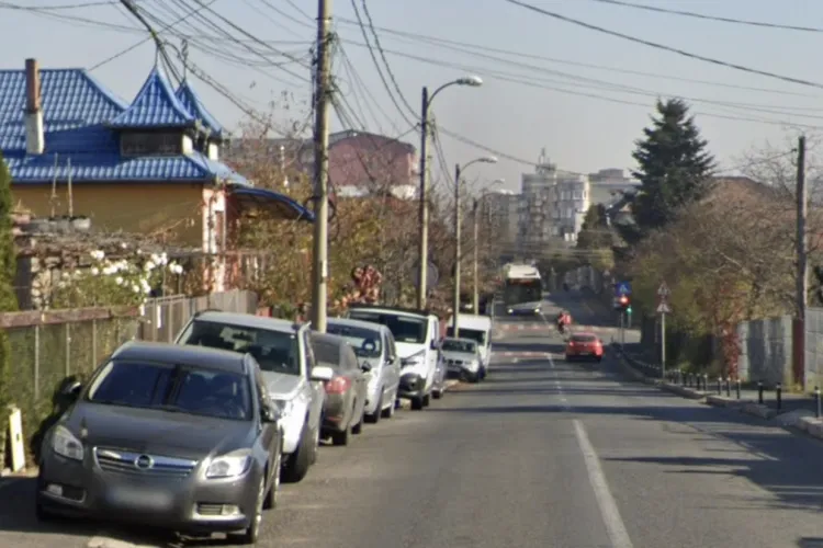 Părinții din Cluj-Napoca, disperați: Trotuarul de pe strada Sarmizegetuza, blocat complet de mașini parcate ilegal: „Nu ai pe unde trece!”