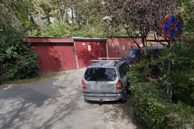 Nesimțire totală din partea unor șoferi din Cluj-Napoca! Își lasă mașinile sub semnele de „Oprirea interzisă”, iar gunoiul nu mai poate fi ridicat!