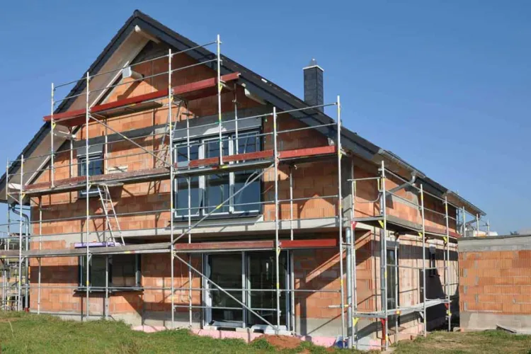 Revoluție în construcții! Românii de la sate își pot ridica casele fără autorizație – doar anunți primăria și începi lucrul!