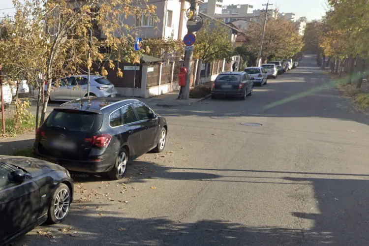 „E imposibil să virezi la stânga!” Clujenii cer Primăriei să intervină pe o stradă din Cluj-Napoca, sufocată de mașini parcate la voia întâmplării