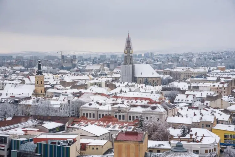 Vă era dor de iarnă? Meteorologii au anunțat când vom avea prima ninsoare la Cluj-Napoca, oamenii trebuie să-și scoată hainele groase din dulap