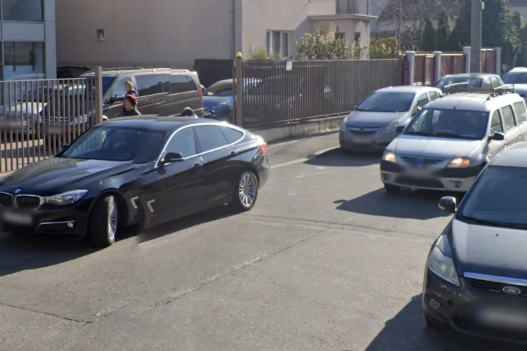 Clujenii revoltați cer măsuri urgente! Parcările ilegale la colț de stradă blochează traficul și pun în pericol pietonii