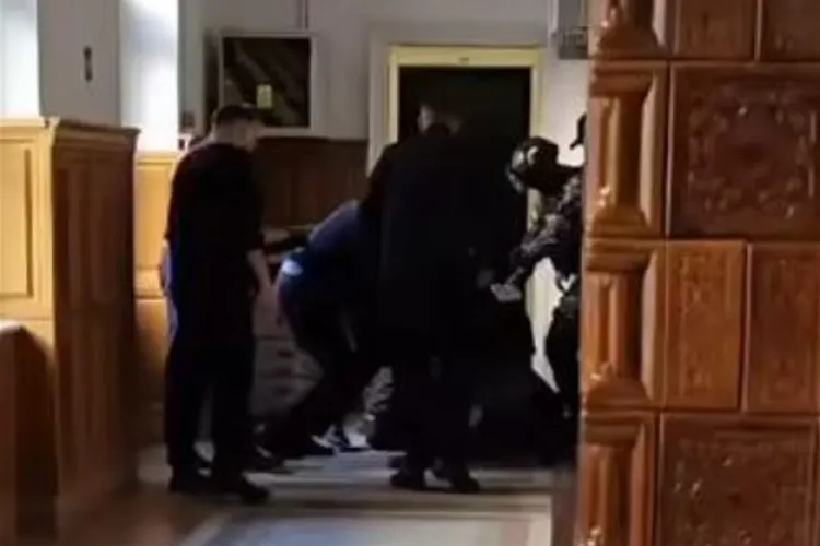 VIDEO. Scandal la Curtea de Apel Cluj: Deținut agresiv scos cu forța din sală de trupele SAS și jandarmi. Contestația respinsă