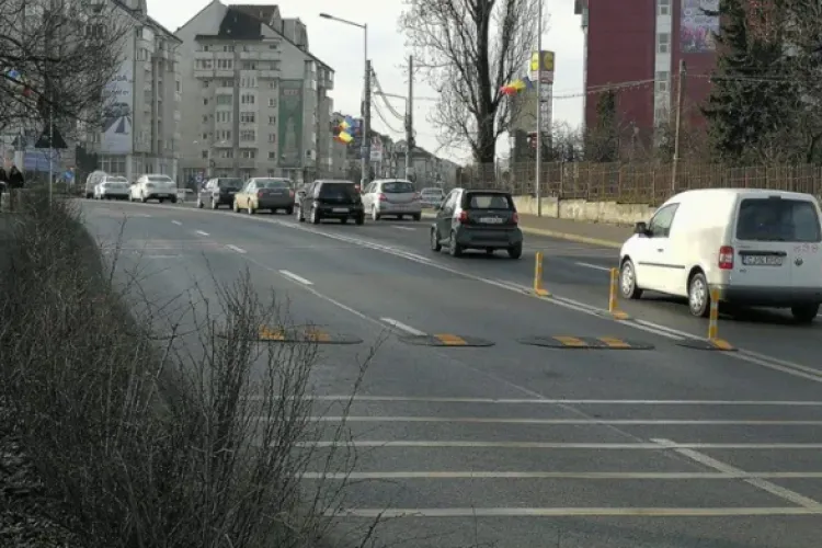 Șoferii se plâng că pe Calea Turzii a fost montat greșit un limitator de viteză: „Trebuie să frânezi până la 10 km/h”