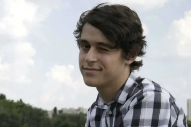 El este Pavlos. Un băiat-erou la 15 ani. Pavlos a fost mutilat, după ce s-a întors și a salvat un prieten din copilărie, în scaun cu rotile, la Colectiv