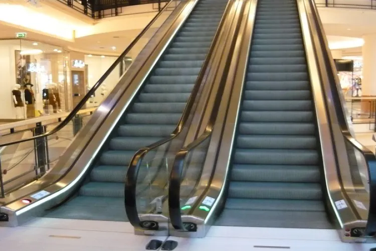 Un nou motiv bizar de ceartă în Cluj-Napoca: Mai mulți clujeni se acuză reciproc că nu știu cum să meargă pe scările rulante