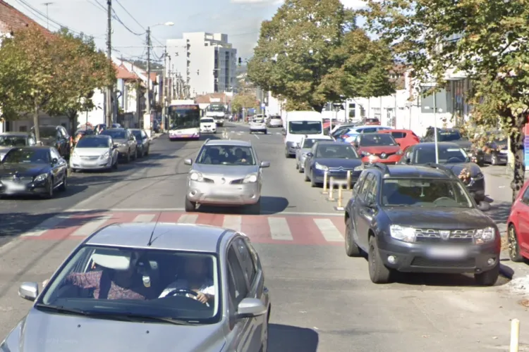Risc uriaș de accident în Cluj-Napoca! Mașinile parcate lângă trecerile de pietoni fac o stradă din oraș să fie extrem de periculoasă
