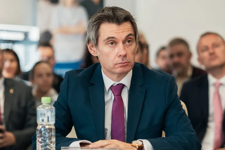 Consilierul local din Florești, Daniel Meze, dosar penal după ce ar fi agresat mai mulți elevi într-un hotel din Deva. Meze: „Nu este nimic adevărat”