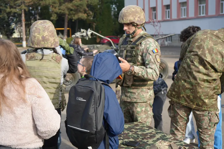 „Școala Altfel” i-a dus pe elevii din Florești în mijlocul militarilor români. Cu ce i-a „cucerit” Armata Română pe cei mici
