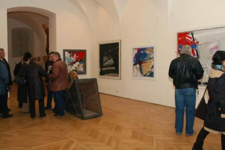 Artă și tradiție transilvăneană: Expoziția „Dealul Melcilor 10 / Csigadomb 10” aduce la Cluj o poveste despre zece ani de creație fără granițe