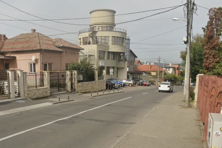 O mămică din Cluj-Napoca a trăit momente de groază! Un bărbat dezorientat i-a blocat drumul, iar apoi s-a plimbat printre mașini, poliția nu l-a găsit