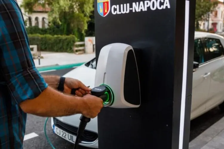 Stațiile de încărcare pentru mașinile electrice s-au transformat în parcări VIP: Clujenii cer intervenția autorităților și sancțiuni dure