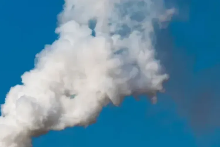 Locuitorii de pe o stradă din Cluj-Napoca, disperați din cauza arderilor ilegale de deșeuri: „Întreaga zonă e poluată. E fum”