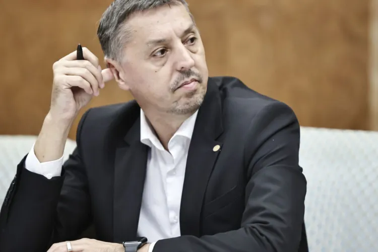 Ministrul Daniel David vrea să crească plata cu ora pentru profesori: „Plata cu ora a scăzut la jumătate. Trebuie să o facem mai atractivă”