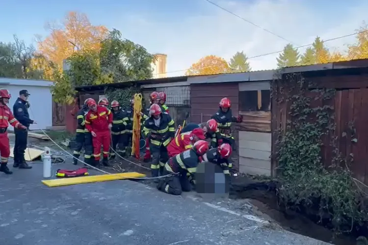 VIDEO. Momentul dramatic în care un muncitor prins sub un mal de pământ e scos de pompieri. Atenție: Imagini ce vă pot afecta emoțional!
