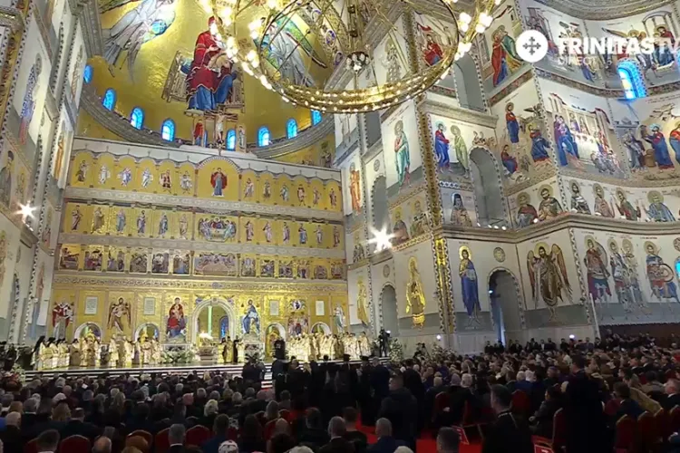 Peste 140.000 de români au trecut prin Altarul Catedralei Naționale! Programul de închinare a fost prelungit