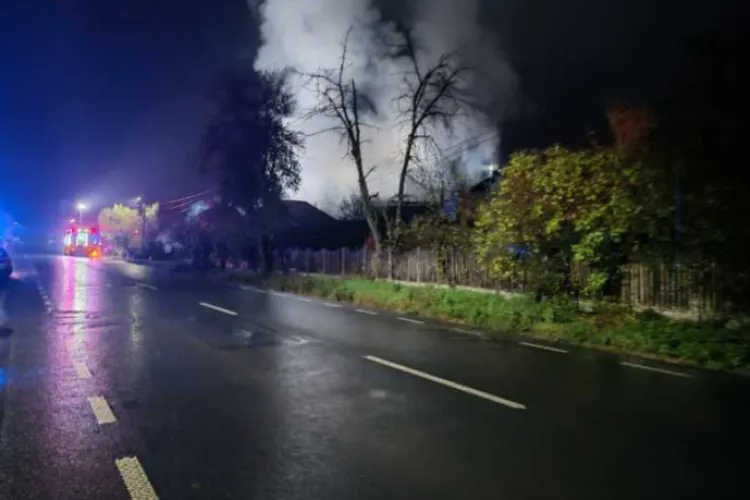 Incendiu devastator! Două case și o anexă au fost cuprinse de flăcări. Cinci butelii, la un pas să explodeze. Pompierii au intervenit de urgență 
