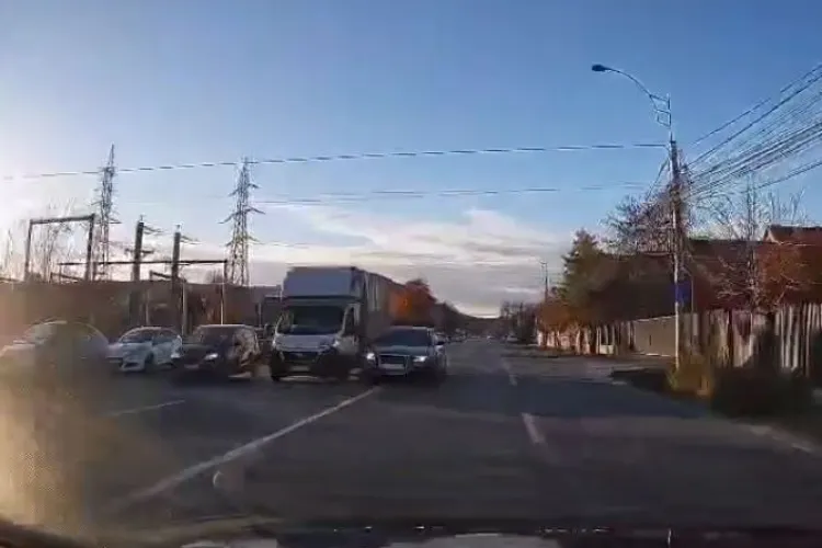 VIDEO Două benzi pe sens nu sunt suficiente pentru un clujean cu Audi. A riscat o coliziune frontală ca să ajungă cu câteva secunde mai repede