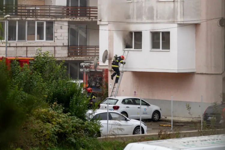 FOTO. Imagini unice cu momentul în care pompierii au intervenit la incendiul de azi din Florești, Cluj: Acțiune spectaculoasă a salvatorilor clujeni