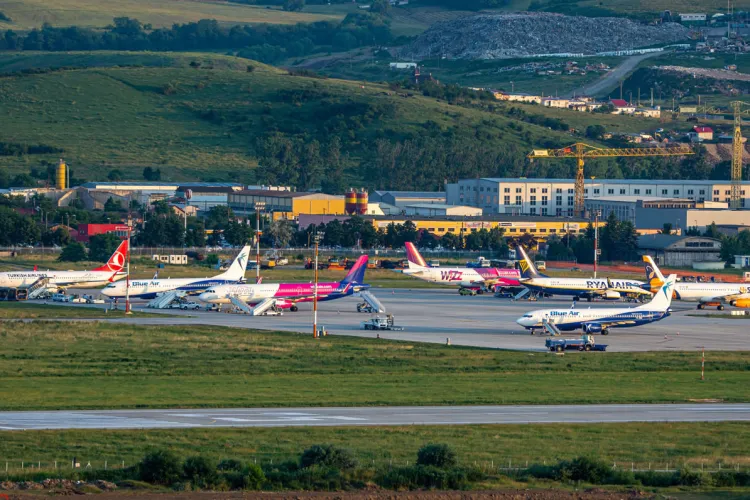 Cine mai cumpără bilete? O companie aeriană care operează la Cluj-Napoca vine cu un program care oferă zboruri nelimitate pentru un an întreg pasagerilor