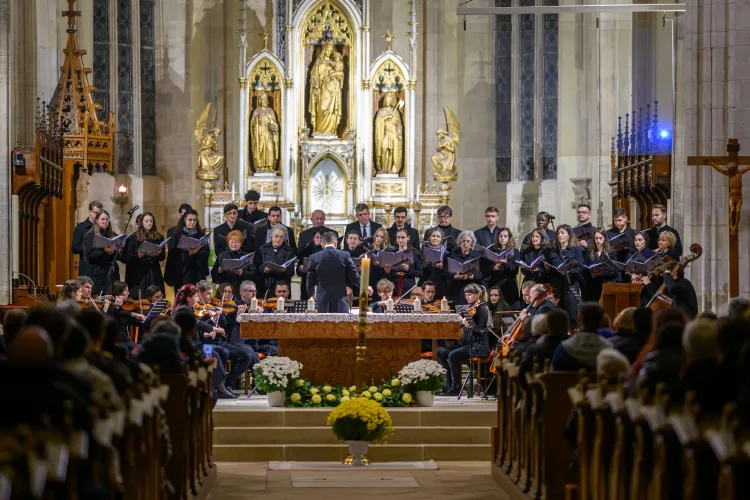 Eveniment SUPERB în catedrala Sfântul Mihail din Cluj. Concert de muzică sacră de Ziua Morților, în memoria celor adormiți