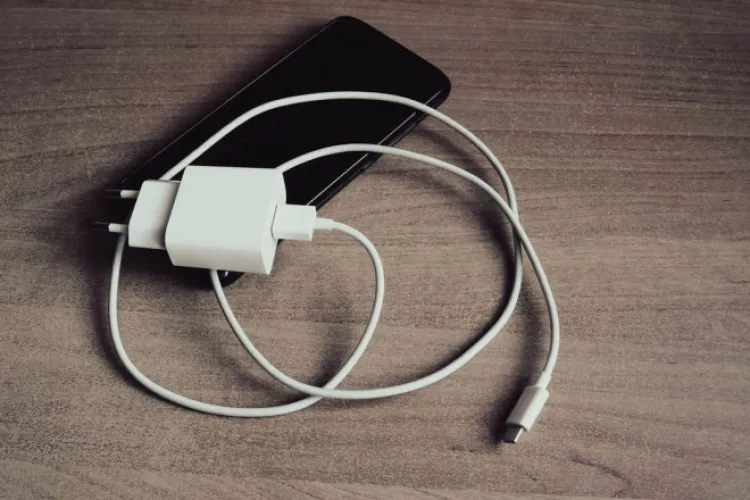 Adio încărcătoare diferite! Decizia care schimbă tot pentru români: Toate telefoanele și laptopurile vor avea același cablu USB-C