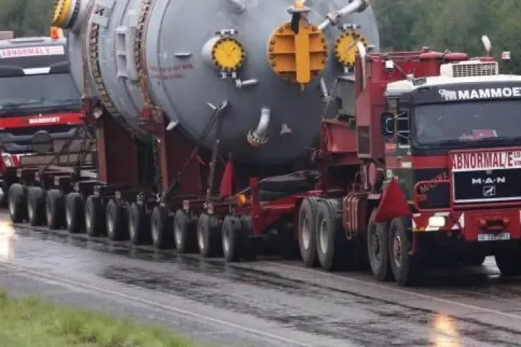 Atenție, șoferi! Un colos metalic de 55 de tone pleacă din Cluj-Napoca spre graniță. Are o lungime de 24 de metri 