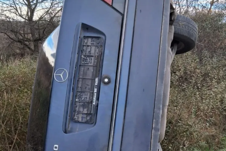 O mașină s-a răsturnat pe marginea unui drum din Cluj: Șoferul a avut nevoie de îngrijiri medicale. A fost adus un echipaj de terapie intensivă mobilă