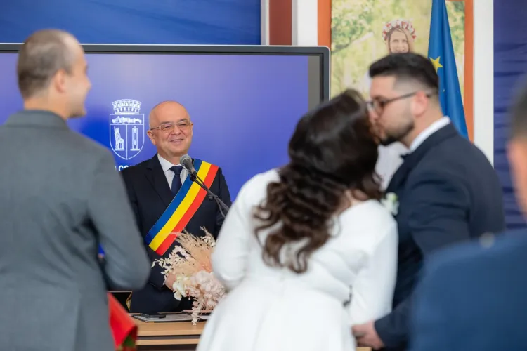 La Cluj-Napoca, iubirea înflorește toamna! Zeci de cupluri și-au spus „DA” în Parcul Central FOTO