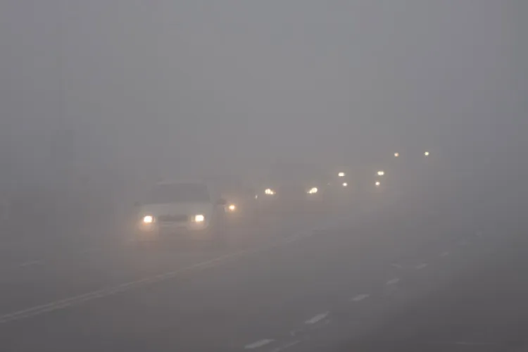 Ceață densă la Cluj. Autoritățile au emis o avertizare tip COD GALBEN și o alertă privind riscurile crescute de circulație rutieră