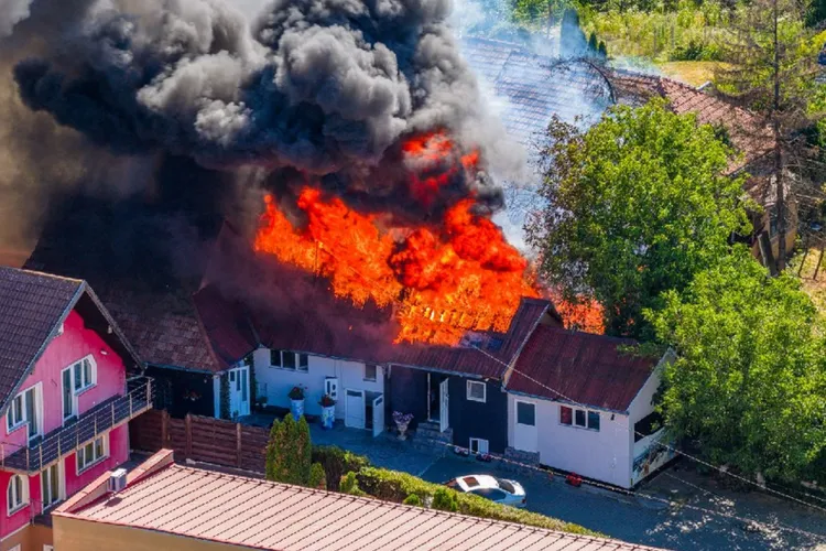 Raportul complet al incendiului de pe Cetățuie. Ce se spune despre cei care au dat foc intenționat restaurantului Panorama del Baron din Cluj